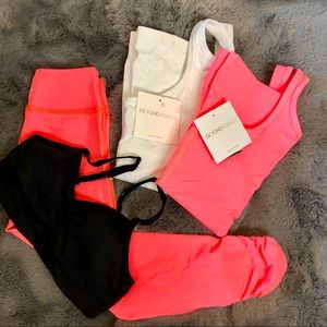 Beyond Yoga XS Bundle 2 tops, 1 bra, 1 legging